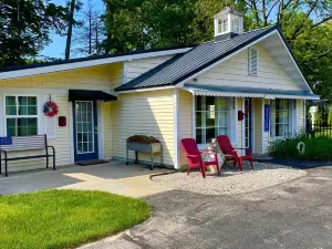 Newly renovated Studio Apartment with gorgeous Muskegon River views. Hardy Dam.