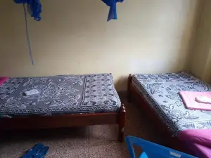 แอท อีส เกสท์เฮาส์