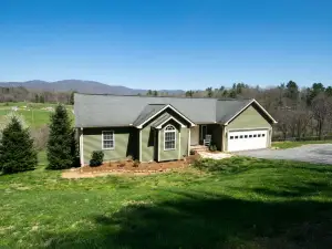 Stunning Mountain Views and Tranquil Deck - Idyllic Country Retreat