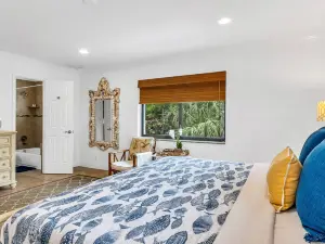 Private Covered Patio and Rooftop Viewing Deck - Stylish Coastal Haven