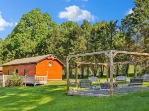 Majestic Valley Retreat 2 Bedroom Cabin by RedAwning