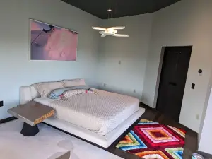 Modern luxury ski/golf paradise! 36 hole adjacent, 5 miles to skiing, 21ft spa!