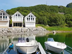 10 person holiday home in Brattvåg