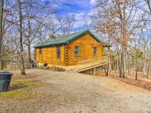 Cabin Retreat on Table Rock Lake w/ Fire Pit!
