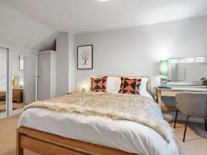 Cosy 3 Bed with Parking
