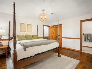 Privacy and peace at the cozy Cabin. Family friendly and pet friendly