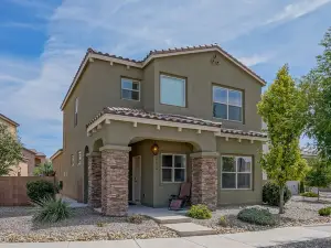 Modern Art Filled Dog friendly home w/Grill