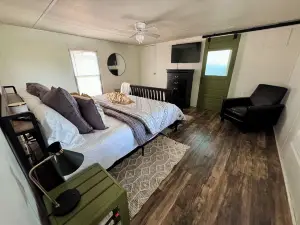 NEW LIST - Canoe 22 is a Cozy 3-bedroom cabin w/Hot Tub with Lake views.