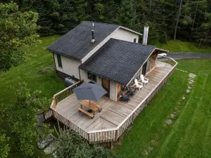 Charming Cabin with Fire Pit and Sauna - Cozy Woodland Retreat