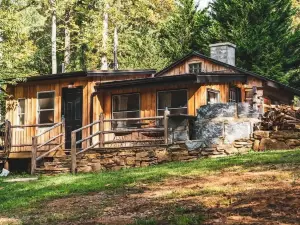 Hawthorne Cabin ~ NEW ~ Romantic ~ Unique ~ Serene