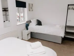 Hardwick Haven – Modern 3BR Townhouse Retreat with Free Parking