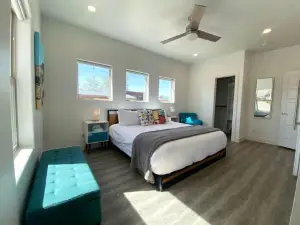 Timber & Tin E 2Bed 2Bath w Pool & Rooftop Deck