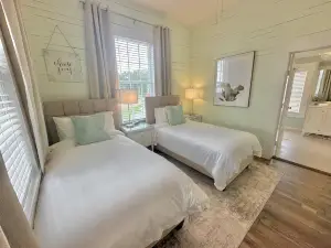 1930's Bungalow "Imperfect Perfection" Pool, Hottub, Kayaks, Firepit, & More!