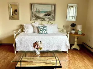 Cozy 1 bedroom apartment, just 2 houses from beach