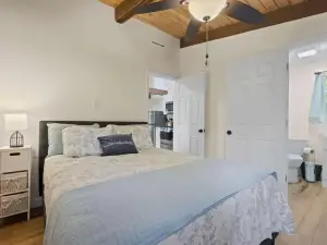 Accessible 1BR Cottage with Firepit Near Trails