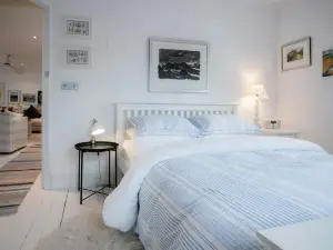 Ty Y Mor, Aberporth with 2 bedrooms and 2 bathrooms