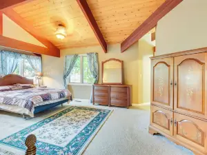 Great for Groups! Farmhouse in Jordan Lake Area
