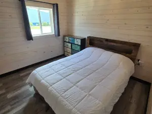 Enjoy cabin #64 at Heritage Acres Park with swimming, splash pad & more!