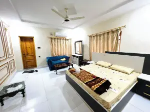 Charming 2-bedroom bungalow with WiFi and AC in lovely Sukkur plus Swimming Pool