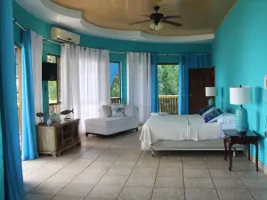 Spacious 6-bedroom villa in wonderful Las Tablas with WiFi, AC