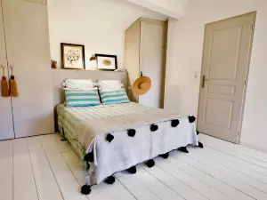 Fun and Funky Townhouse with Terrace in heart of in Uz  s