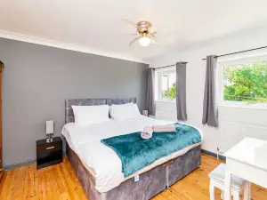 Spacious 3 Bedroom Home with Parking   Garden