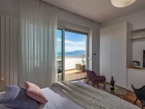 Terra Magica Deluxe Apartment or Room with Private Parking, Terrace and Sea View