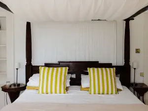 Private 4 bedroom wing in Georgian Linen House w/modern twist (Pet Friendly)