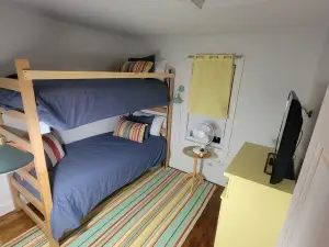 Cozy Crescent Cottage-on the Water-Near Mt Sunapee-Great Fishing-Pet Friendly