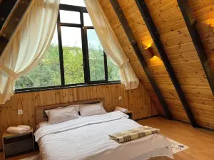 Charming 2-bedroom bungalow with WiFi, AC in serene Qechresh
