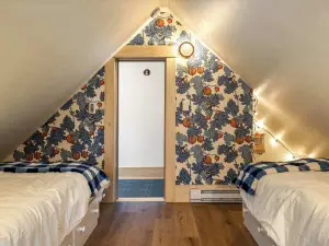 The Curator's Retreat For 8