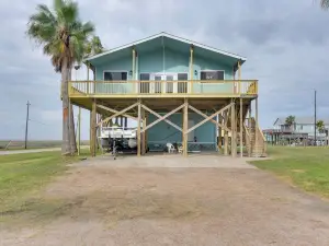 Near Boat Ramp: Home w/ Deck & Grill in Freeport