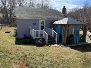 Giggling Creek Cottage - BedJet! King Sized! Gazebo, 45 Acres, Arcades, Nintendo, More