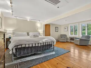 4 Br Sleeps 8 - Kayaks - Fire Pit - Dog Friendly