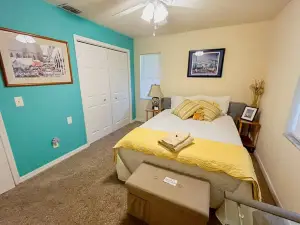 Private Room at Crystal River Retreat with Salt Water Pool