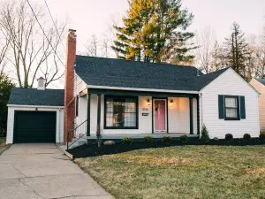 2 bedroom getaway in the heart of Mill Creek Park just a block from Newport Lake