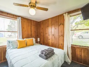 Spacious Cabin with Lake View - Cozy and Inviting Getaway