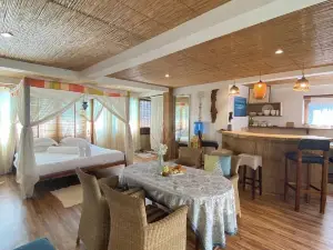 Charming Studio with Kitchen and Air Con – 4 Min Walk to Beach