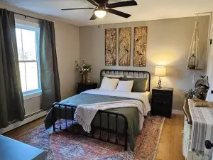 Escape for 8. HotTub, Gym, Firepit, Brook & Big Yard Near Outdoor Adventures