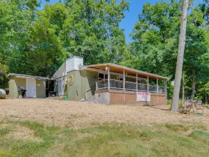 กระท่อมริมทะเล Bull Shoals พร้อมดาดฟ้า + วิว!