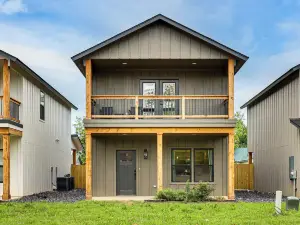 Near Trails & Town! Newly Built Mena Retreat