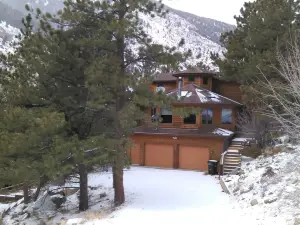 Beautiful, pet friendly and at the foot of Saxon Mountain in Georgetown Colorado
