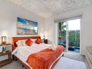 New! Dream Haus w/ private balcony. 10 minutes to Las Vegas strip