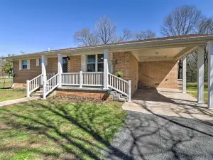 Greers Ferry Home w/ Yard, < 1 Mi to Marina!