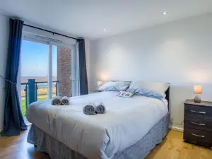 Ocean View - 2 Bedroom Apt - Llanelli