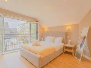6BR Mansion With Games Room & Hot Tub