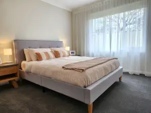 The Chateau -perfectly located, walking distance to town, train station & parks.