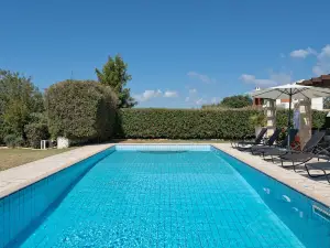Villa Lara - 11, Spacious Villa with Large Garden and Private Pool on Aphrodite Hills