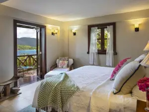 Fun luxury water front w/ dock & free wifi on private 8 acre peninsular estate