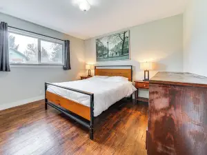 14 Mi to Dtwn Seattle: Sleek Home w/ Large Yard